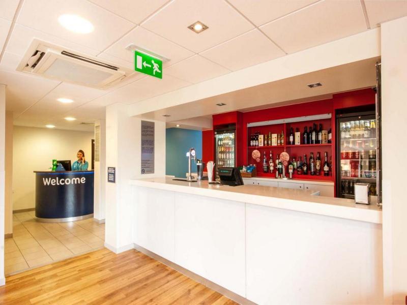 Travelodge London Teddington מראה חיצוני תמונה