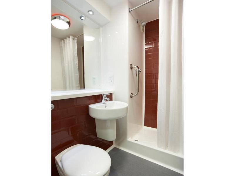 Travelodge London Teddington מראה חיצוני תמונה