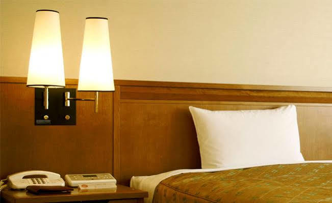 Travelodge London Teddington מראה חיצוני תמונה
