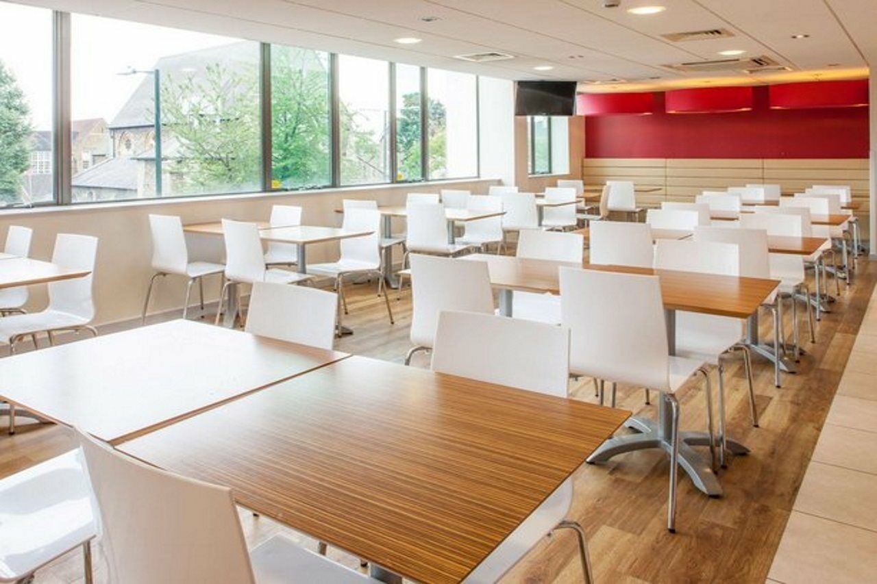 Travelodge London Teddington מראה חיצוני תמונה