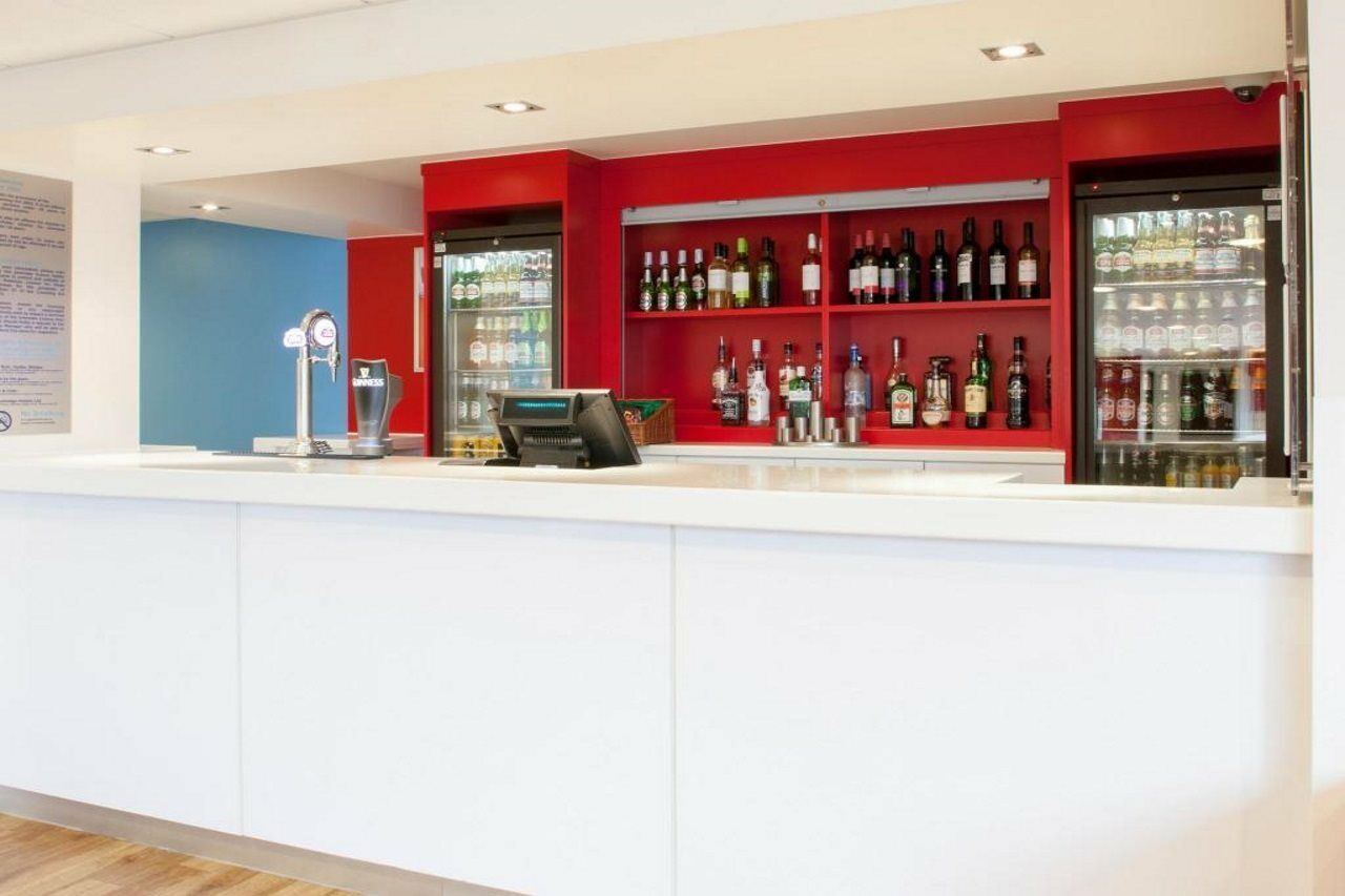 Travelodge London Teddington מראה חיצוני תמונה